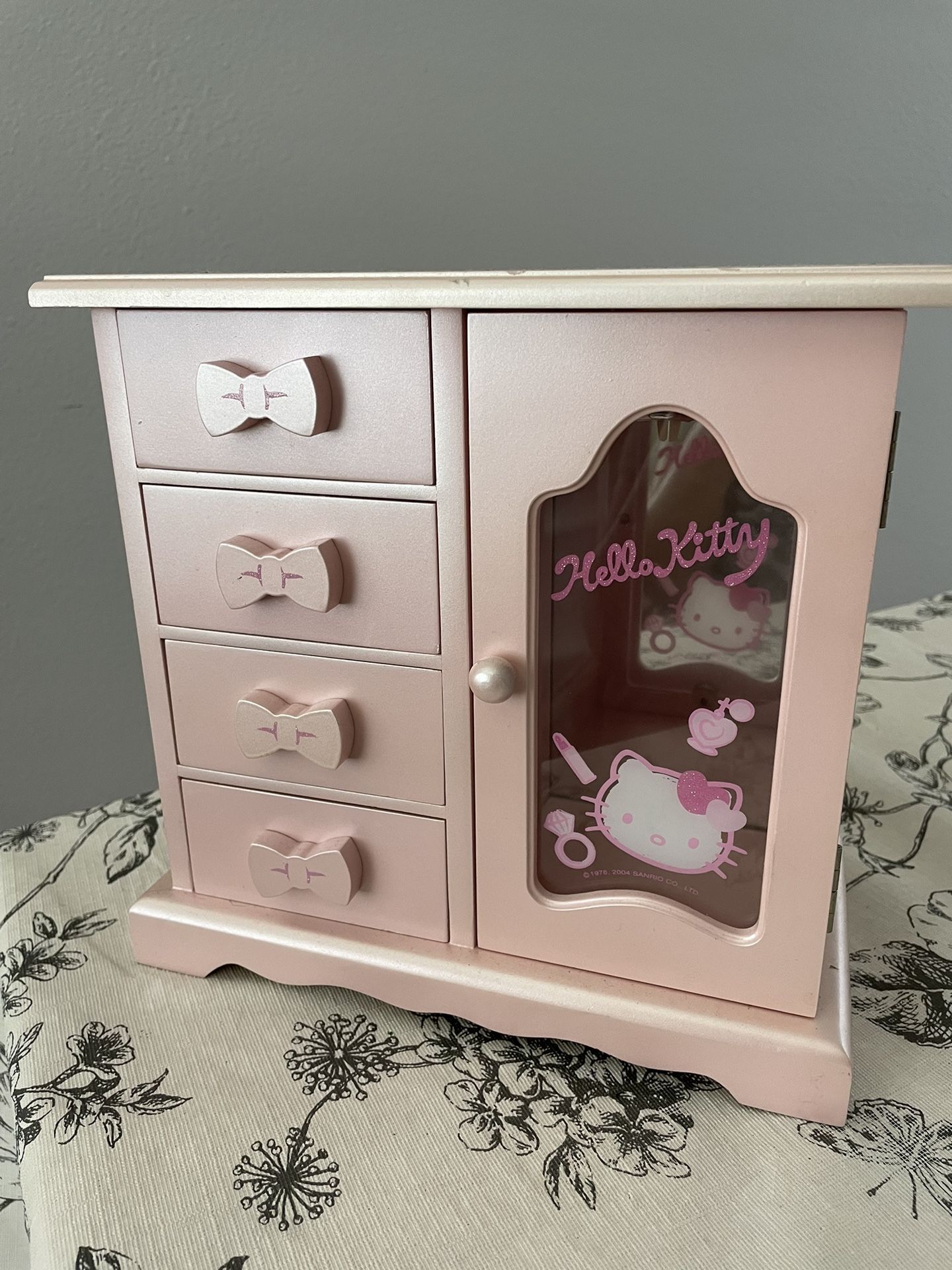Vintage hello kitty jewelry box
