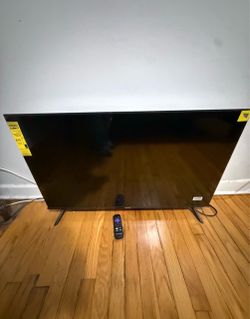 Hisense Flat Screen TV with Remote $60 40 in