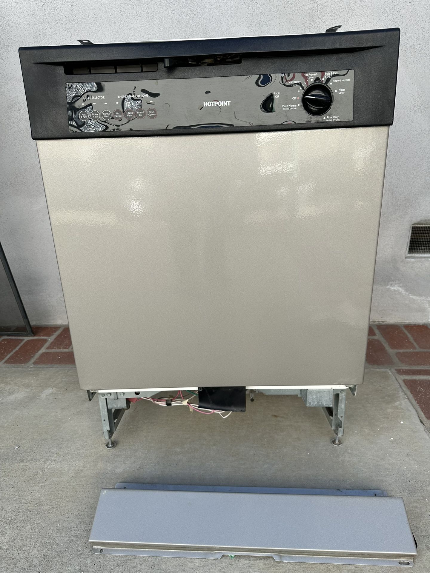 Hotpoint Undercoat Dishwasher $90