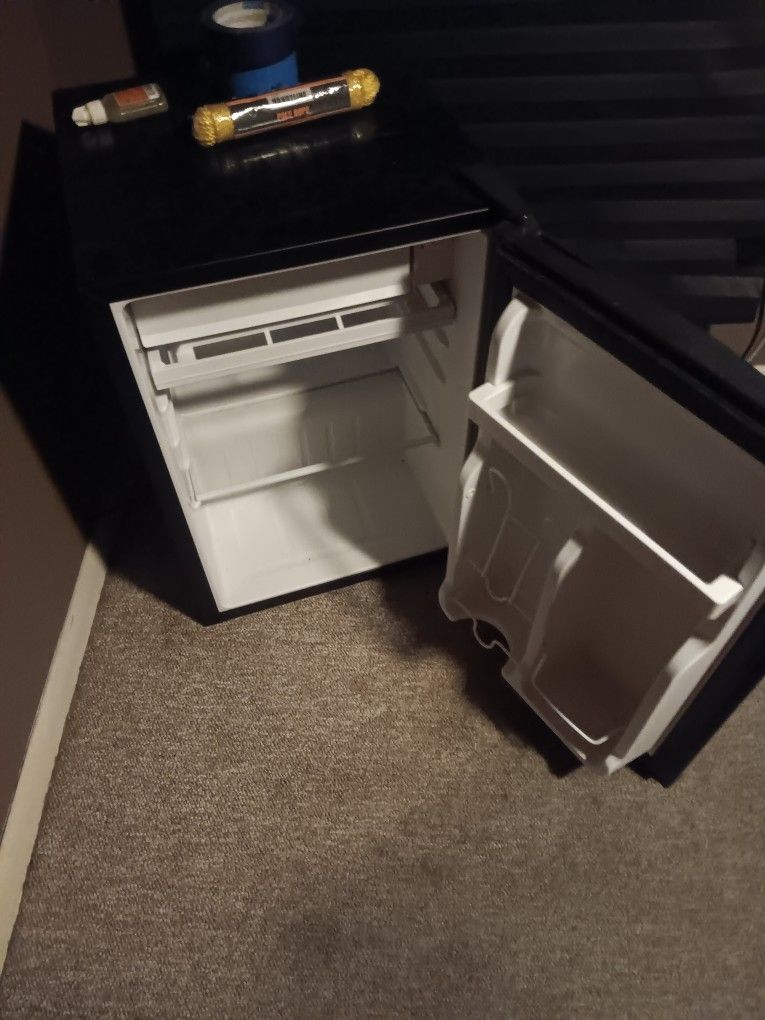 Mini fridge 