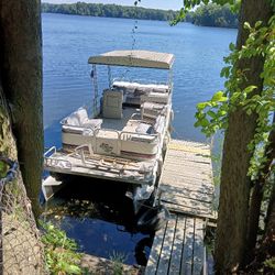 24' Pontoon Boat
