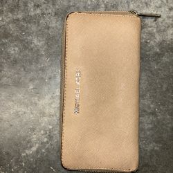 MICHAEL KORS PEBBLED JET SET TRAVEL MULTIFUNCTION WRISTLET WALLET- 