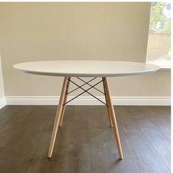 Mod Made 47” Round Dining Table – White