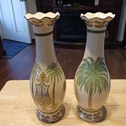 A PAIR OF REALLY NICE, LOOKING VASES  10, 5 INCHES TALL 
