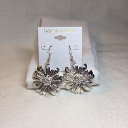 Silver Tone Metal Daisy Dimensional Flower Earrings With Clear Rhinestone Centers