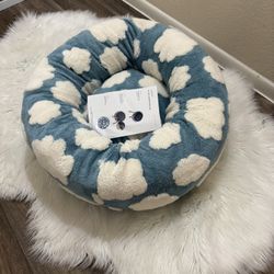 Lesure Donut Small Dog Bed - Round Cat Beds for Indoor Cats Calming Pet Beds, Cute Modern Beds with Jacquard Shaggy Plush & Anti Slip Bottom, 23 Inch,