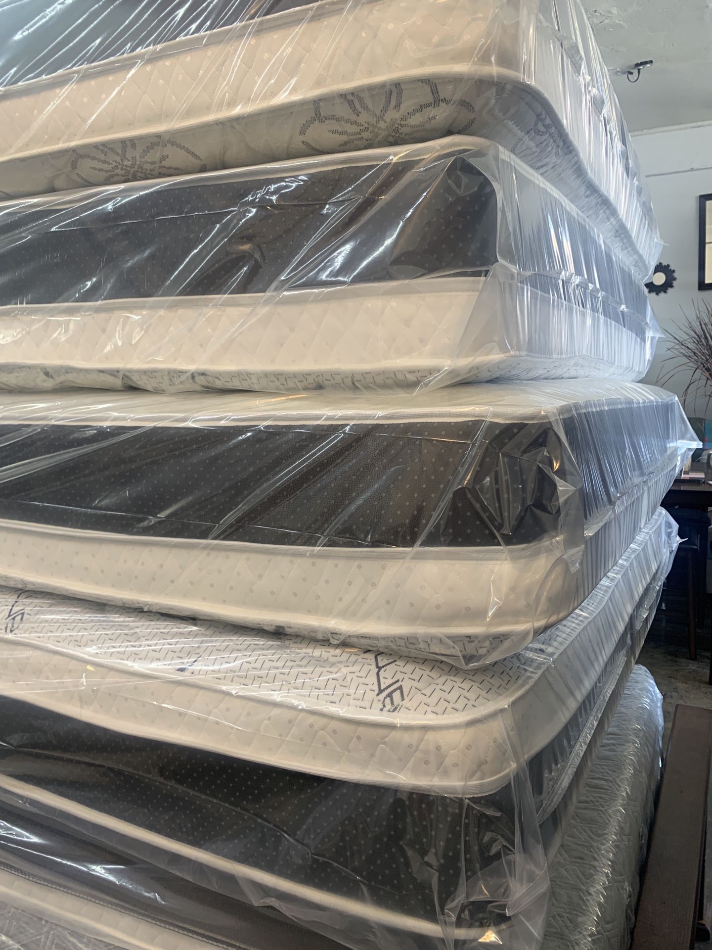 LOCATED IN LOS ANGELES $20 Delivery Fee ‼️ BRAND NEW PILLOW TOP MATTRESSES? COLCHONES NUEVOS PILLOW TOP ? Queen $120 ❌ $180 With Box Spring ?? FU