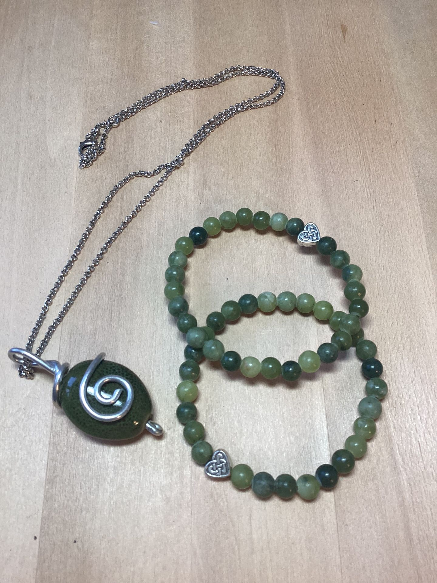Set Of 2 Green Stone Stretch Bracelets And Green Pendant Necklace
