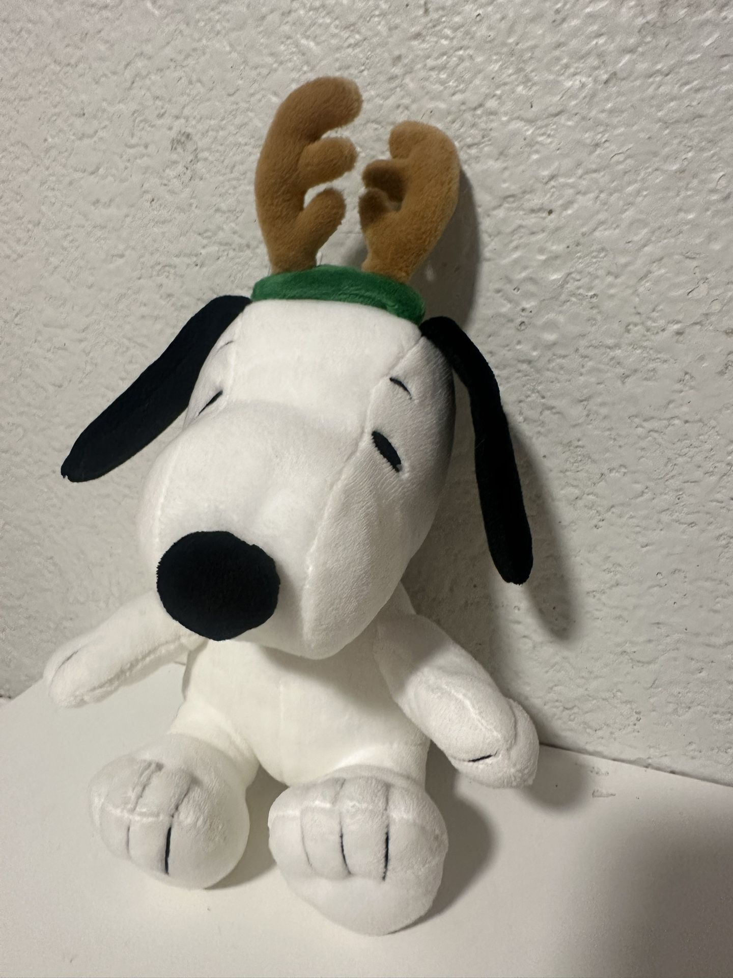 small snoopy christmas plushie clean