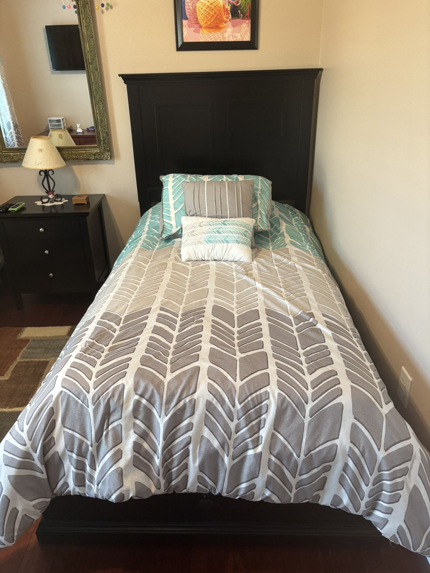 2 Twin Beds With End Table