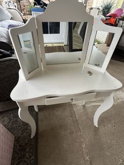 Toddler vanity