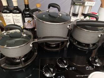 Great condition set of 3 Calphalon pots with lids