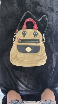 Emma Fox Chic Tan and Red Handbag comes with a crossbody strap.