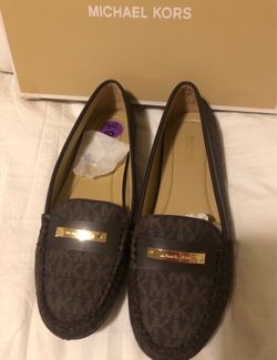 Estan Nuebos.   6.   1/2       Michael kors.