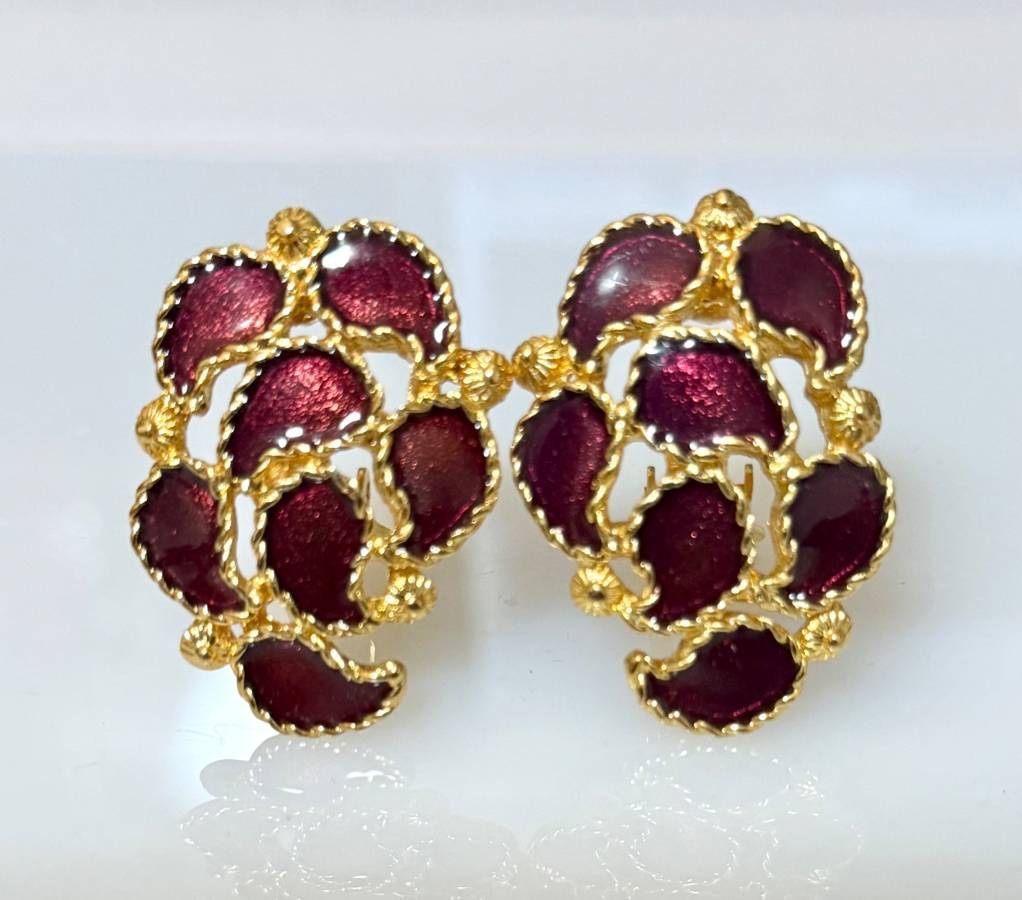 Vintage Jewelry Gold Rope Outlining Dark Red Garnet Enamel Paisley Pattern Clip On Earrings