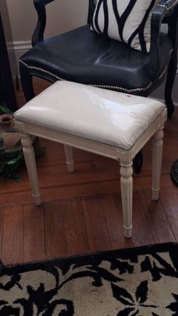 Adorable Vintage Vanity Seat/Bench