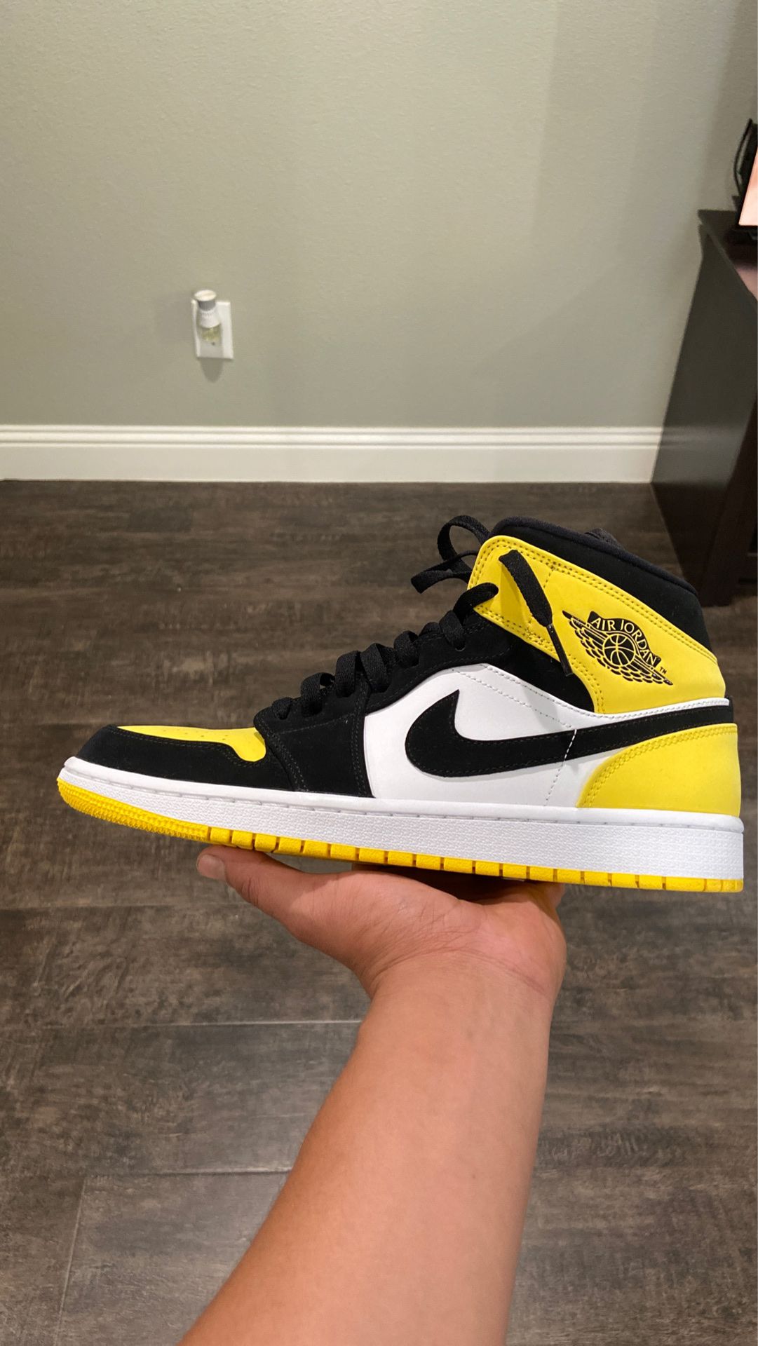 (Used) Jordan 1 Mid Yellow Toe Black $155 “size 10”
