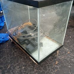 Fish Tank With Pump 30”Lx18.5”Wx25”H