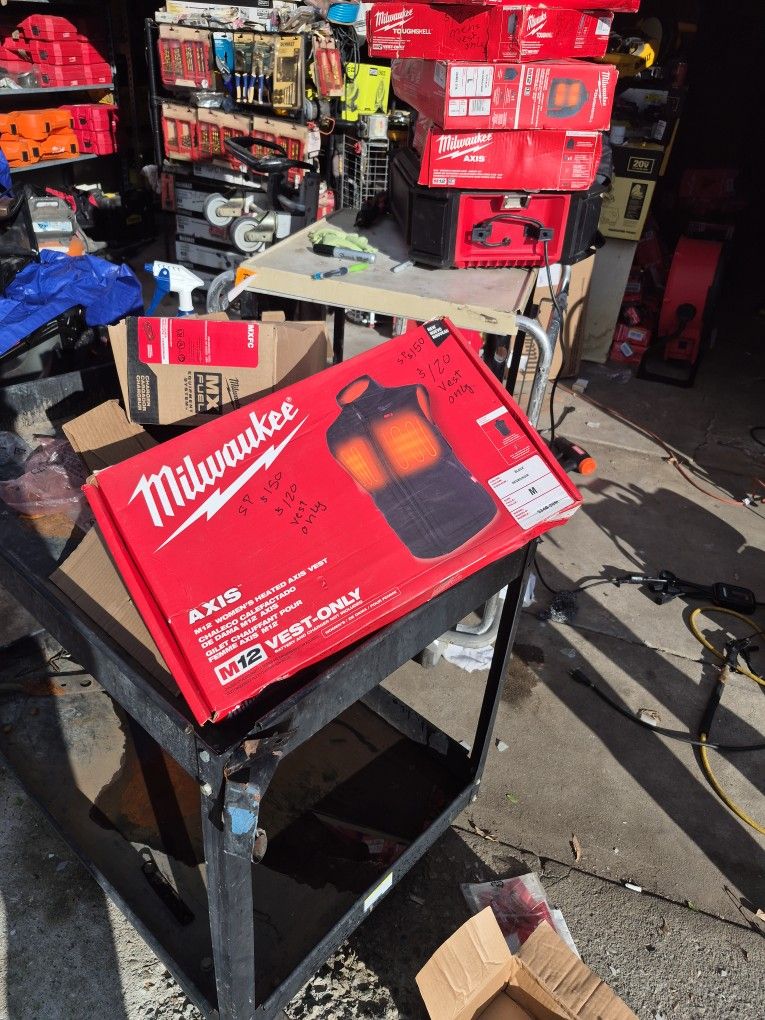 Exclusive
Tool Savings
Milwaukee
Men's Large M12 12V Lithium-Ion Cordless TOUGHSHELL Black Heated Jacket (Jacket and Charger/Power Source Only