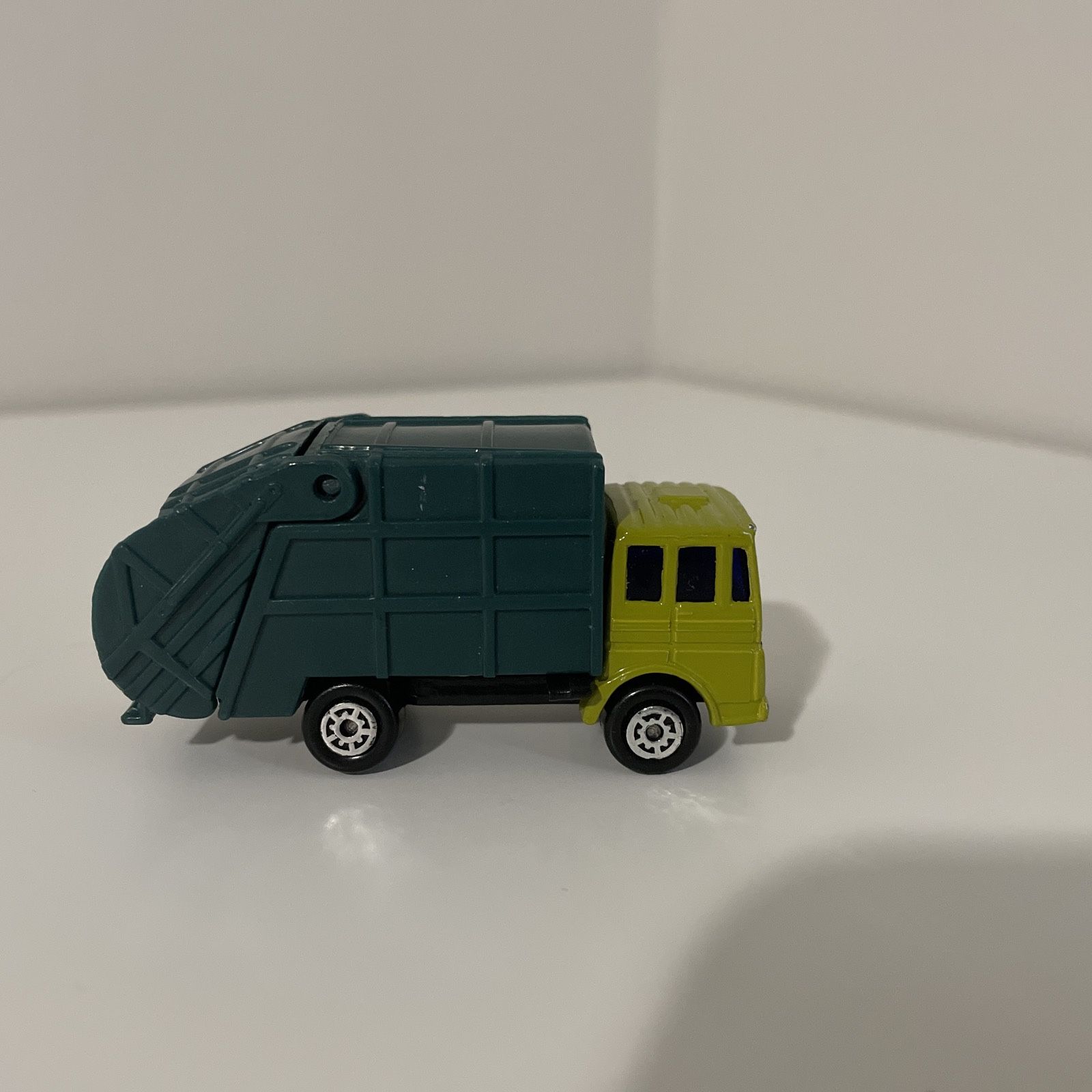 Maisto 1/64 Green Garbage Truck VG PRE OWNED