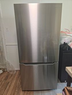 Insignia™ - 30 in. Wide 18.6 Cu. Ft. Bottom Freezer Refrigerator with ENERGY STAR Certification - Stainless Steel