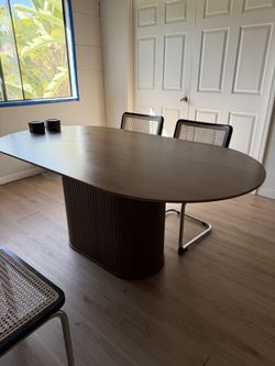 Walnut Wood Oval Dining Table Fits Up To 6