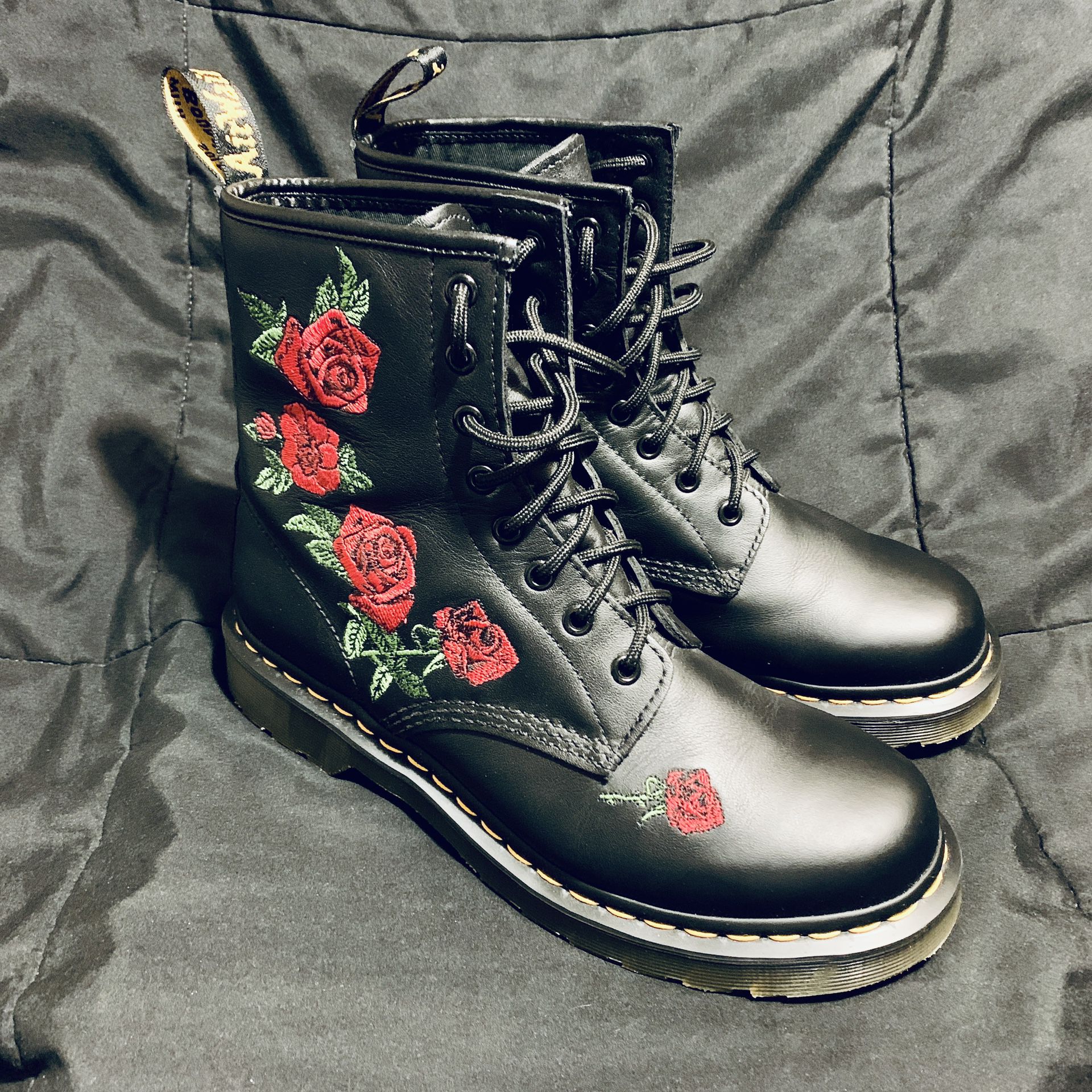 New Dr. Martens Women’s Boots 1460 Vonda Size 9 Black Red Roses