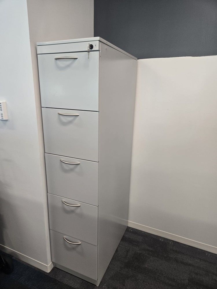 Metal File Cabinet $ 120 5 Drawers 