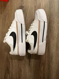 Nike Low-Top Sneakers White Black Swoosh(Send me an offer!)