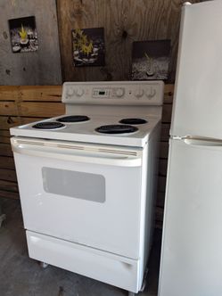 Stove GE SELF Cleaning . DELIVERY AVAILABLE.