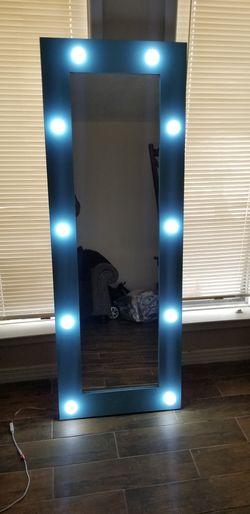 Body mirror with lights