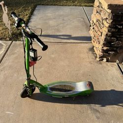 **NEEDS BATTERY” Razor Scooter