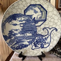 Japanese Imari porcelain charger, likely from the 19th or early 20th century