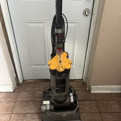 Dyson DC33 Multi Floor Vacuum – Works Great