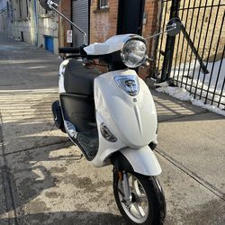 🛵 Genuine Buddy Scooter – Low Miles – Includes Two Helmets