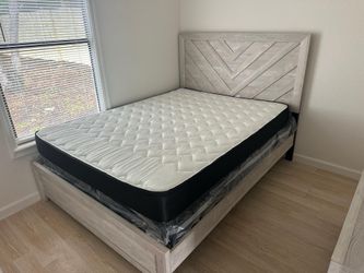 Queen Size Bedframe. 🚚WE DELIVER🚚