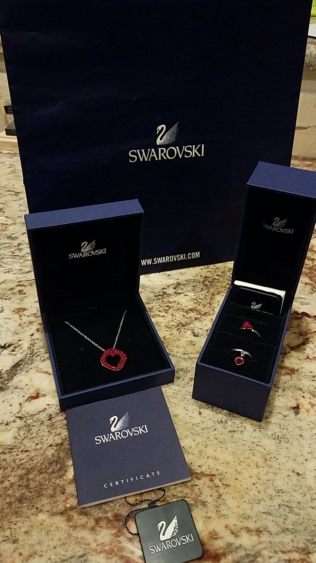 Swarovski set⤠Pendant and 2 rings. (size 8)