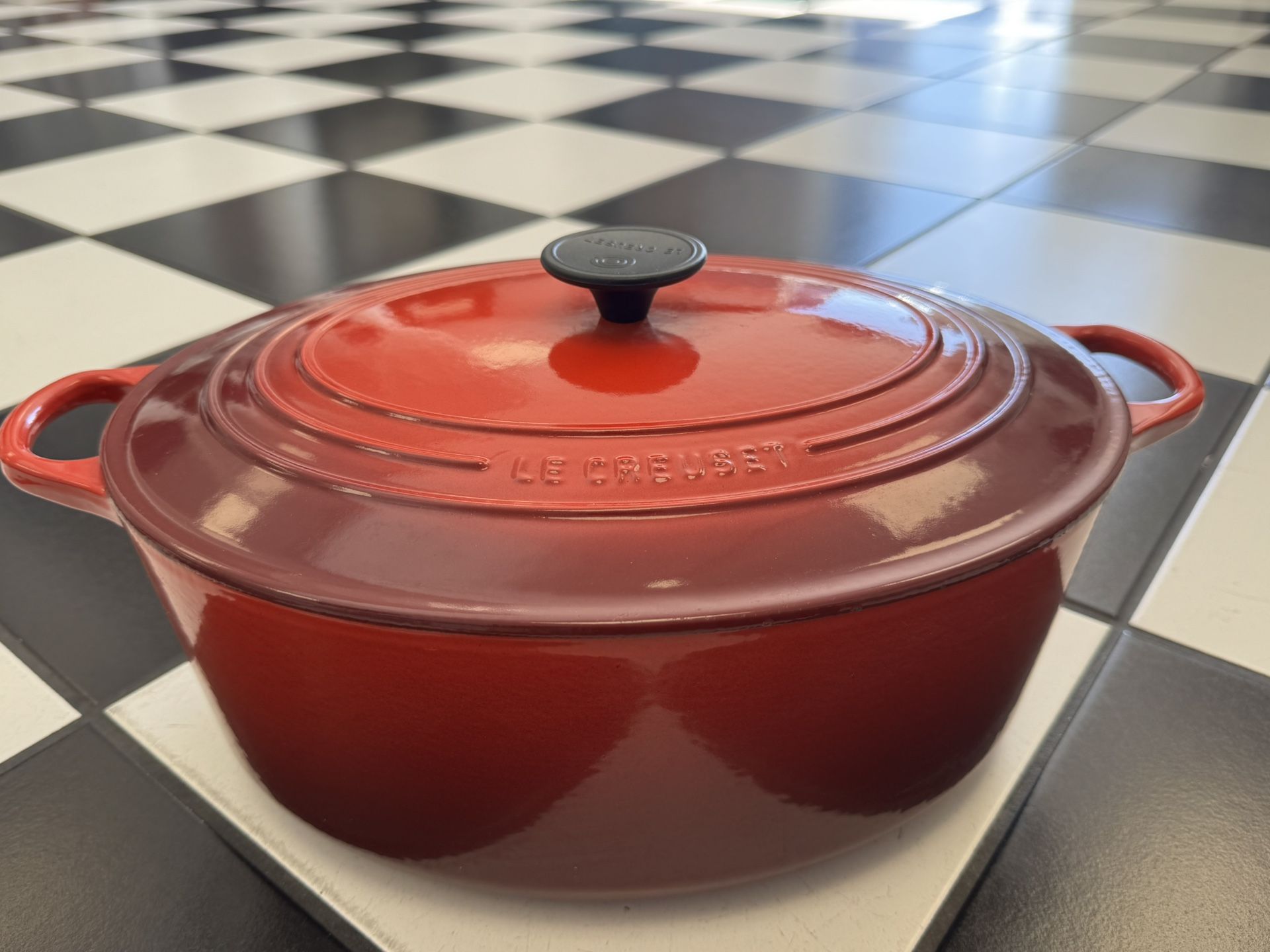 LE CRUSET ENAMELED CAST IRON DUTCH OVEN..RED..#27..4 1/4 QUARTS