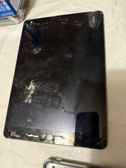 Apple iPad For parts only ! Model A 2603  Asking price is $80.00   or best offer  Smashed and won’t turn on.