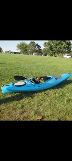 Dagger Axis.  10.5 feet.  Used only a few times . Aqua blue. Paddles included cover over seat included. Medium ladies life vest included.