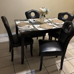 Kitchen Set - Dining Set - Breakfast Nook - Table & Chairs