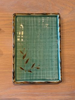 Japanese Ceramic Sushi Plate – Green Textile Glaze with Bamboo Rim & Leaf Design