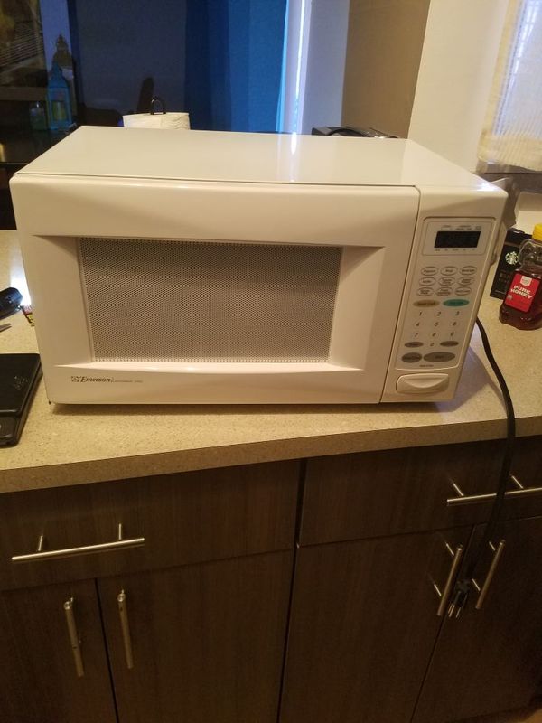 Emerson Microwave Oven White MW8107WA 1.1 Cu ft. 1000 watt for Sale in