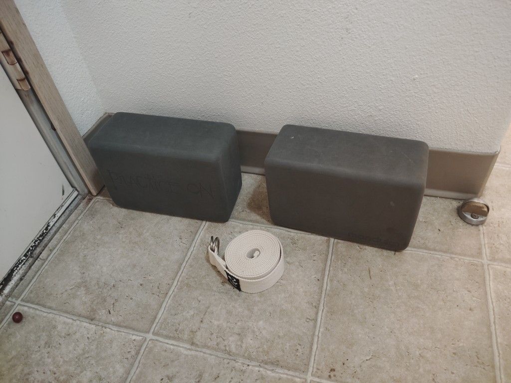 2 Yoga Blocks And Strap