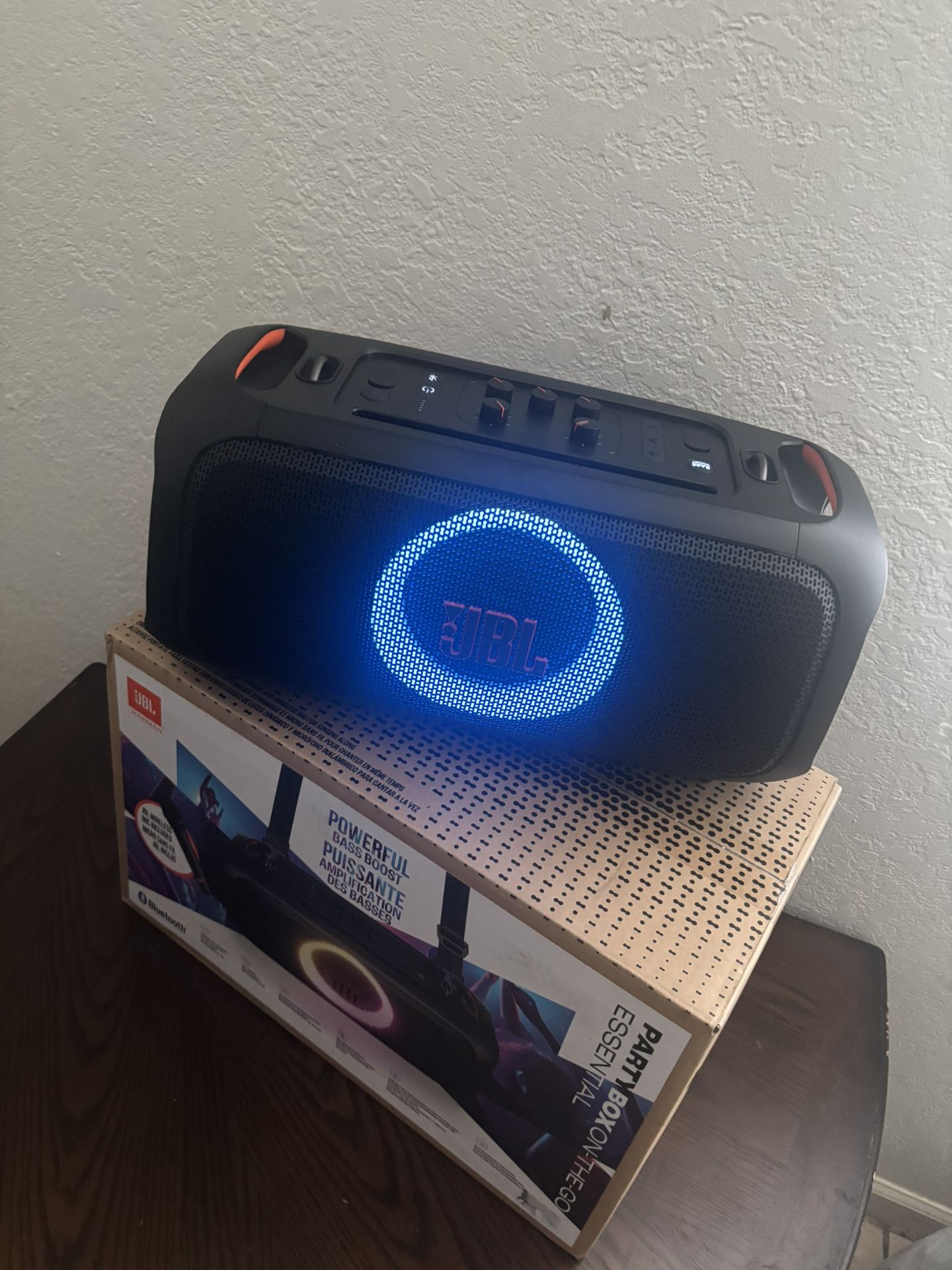 JBL PARTYBOXON -THE -GO-ESSENTIAL