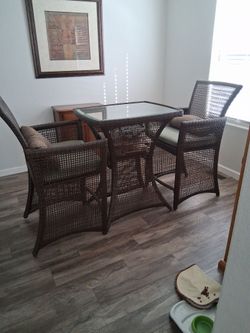 TABLE N 2 CHAIRS