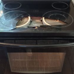 Samsung Stove with shattered Glass top