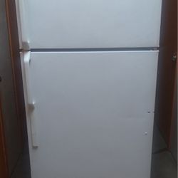 Hotpoint Refrigerator For Sale With Delivery And Installation 