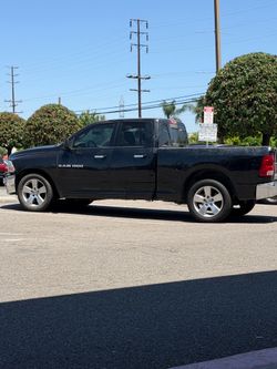 2012 Dodge Ram 1500 de subasta y debe placas nose cuanto