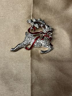 Reindeer Christmas brooch. Silver tone, faux pearls, enamel, rhinestones